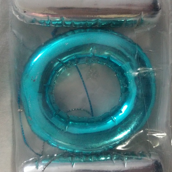 Silver Metal Balloon "MOM" Letters - Picture 3 of 5